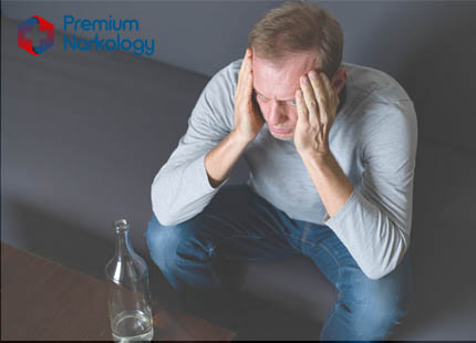 Виды алкогольных психозов Мужчина сидит на полу в тёмной комнате