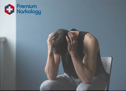 Психологические аспекты наркомании Парень-наркоман закрыл лицо руками