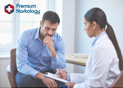 Перспективы лечения алкоголизма Мужчина на приёме психолога