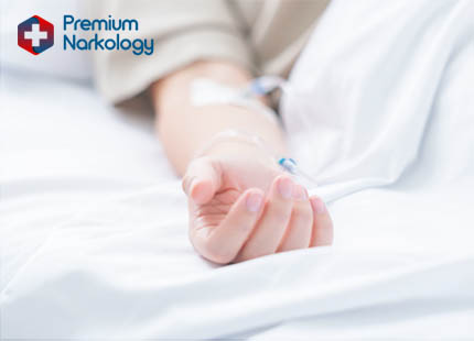 Терапия алкоголизма Пациентка под капельницей на больничной койке